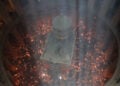 Ο Ναός της Αναστάσεως στα Ιεροσόλυμα φωτίζεται από τα κεριά των πιστών που έλαβαν το Άγιο Φως (φωτ.: EPA / Abir Sultan)
