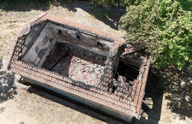 Το εκκλησάκι του Αγίου Ιωάννη καταστράφηκε ολοσχερώς από τη φωτιά (φωτ.: facebook/Χάρης Θεοδώρου)