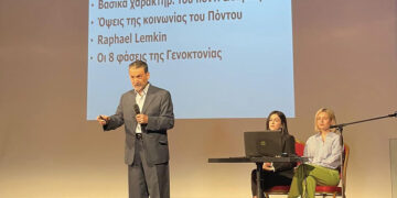Ο Αντώνης Παυλίδης μιλάει στο κοινό, στο Δημοτικό Θέατρο Ζακύνθου (φωτ.: Facebook / Sofia Eleftheriadou)