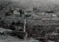 Ερειπωμένη εκκλησία, μιναρές και νεότερες κατοικίες έξω από την Αργυρούπολη του Πόντου (φωτ.: Βιβλιοθήκη Μνήμης της «Καθημερινής», «Η Έξοδος», τόμος Ζ')