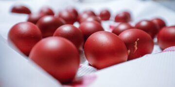 Κόκκινα αυγά για το Πάσχα, αλλά και τις... αυγομαχίες (φωτ.: EUROKINISSI/Γιώργος Κονταρίνης)