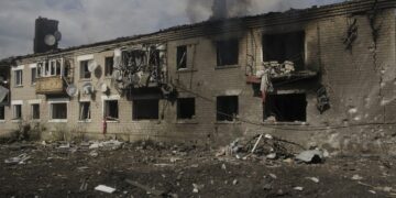Κατεστραμμένη πολυκατοικία στα περίχωρα της μεθοριακής πόλης Βόβτσανκ, η οποία βρίσκεται στην περιφέρεια του Χαρκόβου (φωτ.: EPA / George Ivanchenko)