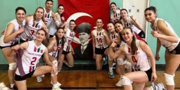 Οι αθλήτριες της τουρκικής Karsiyaka φωτογραφήθηκαν μπροστά στη σημαία με τον Μουσταφά Κεμάλ (φωτ.: chiosin.gr)