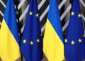 Σημαίες της ΕΕ και της Ουκρανίας (φωτ.: EPA / Stephanie Lecocq)