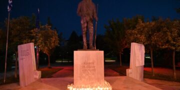Το μνημείο Γενοκτονίας στην Κατερίνη με τη Φλόγα της Μνήμης (φωτ.: facebook/Ένωση Ποντίων Πιερίας)
