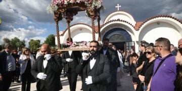 Ο επιτάφιος μόλις έχει βγει από τον ιερό ναό Αναστάσεως του Κυρίου (φωτ.: EUROKINISSI/Ραφαήλ Γεωργιάδης)