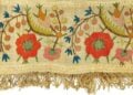Υφαντό βαμβακερό τρίφυλλο σεντόνι από τη Μικρά Ασία, με πολύχρωμο κέντημα από ανθοφόρα και καρποφόρα κλαδιά ροδιάς στις στενές του πλευρές (φωτ.: Εθνικό Ιστορικό Μουσείο)