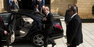 Ο ηγέτης των Τουρκοκυπρίων Ερσίν Τατάρ αναχωρεί μετά από συνάντηση με τον Νίκο Χριστοδουλίδη στη Λευκωσία (φωτ.: ΕΡΑ/Ιάκωβος Χατζησταύρου)