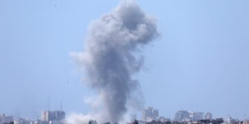 Αεροπορικό χτύπημα σε βόρειο τμήμα της Λωρίδας της Γάζας, όπως φαίνεται από την ισραηλινή πλευρά των συνόρων (φωτ.: EPA / Atef Safadi)