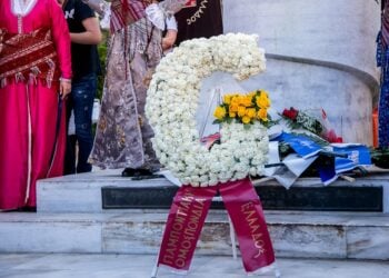 To G, από την αγγλική λέξη για τη γενοκτονία, σε στεφάνι της ΠΟΕ στο μνημείο που βρίσκεται στην Πλατεία Αγίας Σοφίας στη Θεσσαλονίκη (φωτ.: EUROKINISSI / Ραφαήλ Γεωργιάδης)