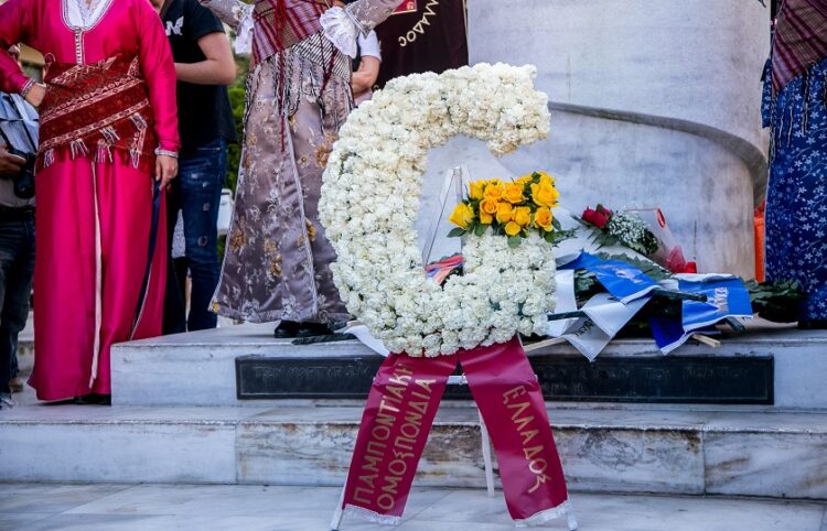 To G, από την αγγλική λέξη για τη γενοκτονία, σε στεφάνι της ΠΟΕ στο μνημείο που βρίσκεται στην Πλατεία Αγίας Σοφίας στη Θεσσαλονίκη (φωτ.: EUROKINISSI / Ραφαήλ Γεωργιάδης)