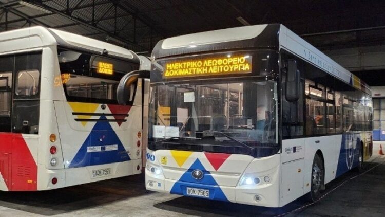 Τα νέα ηλεκτρικά λεωφορεία στο αμαξοστάσιο του ΟΑΣΘ (φωτ.: ΑΠΕ-ΜΠΕ)
