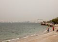 Εικόνα από την παραλία του Φλοίσβου όπου διακρίνεται η αφρικανική σκόνη (φωτ. αρχείου: Γιάννης Παναγόπουλος/ EUROKINISSI)