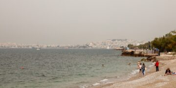 Εικόνα από την παραλία του Φλοίσβου όπου διακρίνεται η αφρικανική σκόνη (φωτ. αρχείου: Γιάννης Παναγόπουλος/ EUROKINISSI)
