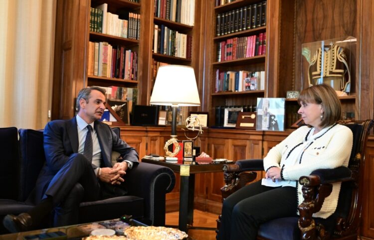 Ο Κυριάκος Μητσοτάκης με την Κατερίνα Σακελλαροπούλου στο Προεδρικό Μέγαρο (φωτ.: EUROKINISSI/Τατιάνα Μπόλαρη)
