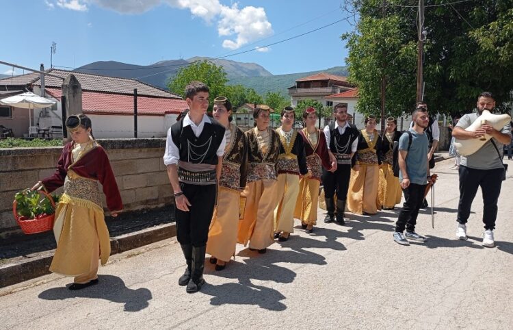 Έφηβοι με ποντιακές φορεσιές σε δρόμο της Άρδασσας τη δεύτερη μέρα του Πάσχα (φωτ.: e-ptolemeos.gr)