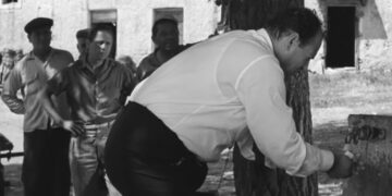 Ο Λάμπρος Κωνσταντάρας πλένει τα χέρια του στην ταινία «Υπάρχει και φιλότιμο» (φωτ.: Φίνος Φιλμ)
