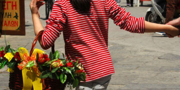 Στιγμιότυπο από την πόλη των Τρικάλω, με μικρή Λαζαρίνα που κρατά  στο χέρι της καλάθι στολισμένο με λουλούδια (φωτ.: EUROKINISSI / Θανάσης Καλλιάρας)