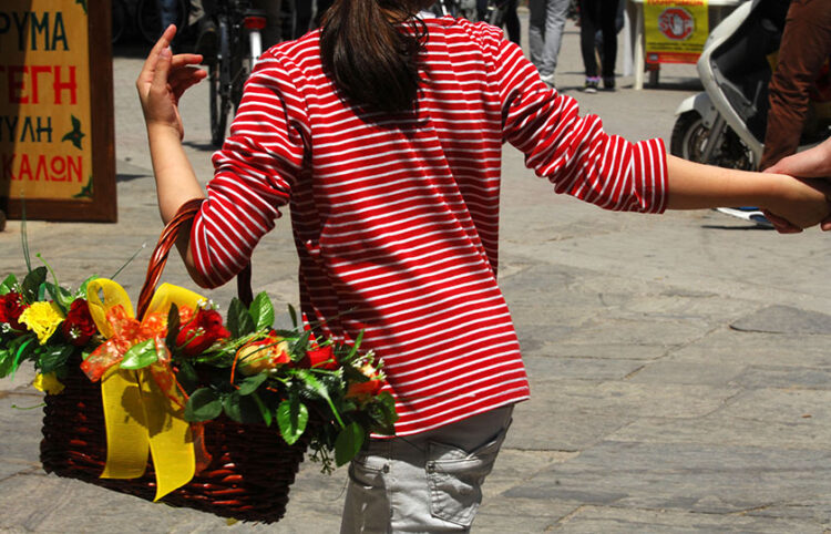 Στιγμιότυπο από την πόλη των Τρικάλω, με μικρή Λαζαρίνα που κρατά  στο χέρι της καλάθι στολισμένο με λουλούδια (φωτ.: EUROKINISSI / Θανάσης Καλλιάρας)