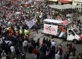 Χιλιάδες κόσμου έχουν κατέβει στους δρόμους του Μάλμε και διαμαρτύρονται για τους ισραηλινούς βομβαρδισμούς στη Λωρίδα της Γάζας  (φωτ.: . EPA/Johan Nilsson)