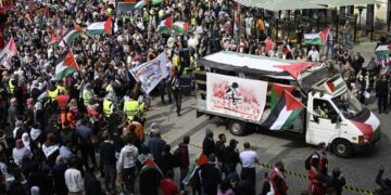 Χιλιάδες κόσμου έχουν κατέβει στους δρόμους του Μάλμε και διαμαρτύρονται για τους ισραηλινούς βομβαρδισμούς στη Λωρίδα της Γάζας  (φωτ.: . EPA/Johan Nilsson)