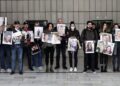 Συγγενείς των θυμάτων κρατούν φωτογραφίες των αγαπημένων τους στη δίκη για την πυρκαγιά στο Μάτι (φωτ.: EUROKINISSI/Κώστας Τζούμας)