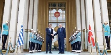 Από αριστερά, ο Έλληνας πρωθυπουργός Κυριάκος Μητσοτάκης με τον Τούρκο πρόεδρο Ρετζέπ Ταγίπ Ερντογάν (φωτ.: Γραφείο Τύπου Πρωθυπουργού/Δημήτρης Παπαμήτσος)