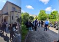 Γονείς μαθητές έχουν συγκεντρωθεί έξω από το γενικό προξενείο της Ελλάδας στο Μόναχο, ζητώντας ενημέρωση για τη στέγαση του σχολείου «Αριστοτέλης» (φωτ.: facebook/4ο Δημοτικό Σχολείο Μονάχου Αριστοτέλης - Συμβούλιο Γονέων και Κηδεμόνων)