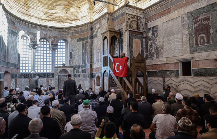 Μουσουλμάνοι προσεύχονται μετά τη μετατροπή της Μονής της Χώρας σε τζαμί (φωτ.: EPA / Erdem Sahin)