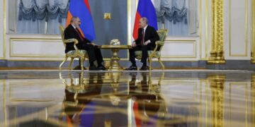 Από αριστερά, ο πρωθυπουργός της Αρμενίας Νικόλ Πασινιάν και ο Βλαντίμιρ Πούτιν σε συνάντησή τους στη Μόσχα (φωτ.: EPA/Evgenia Novozhenina)
