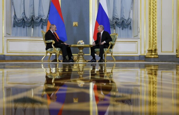 Από αριστερά, ο πρωθυπουργός της Αρμενίας Νικόλ Πασινιάν και ο Βλαντίμιρ Πούτιν σε συνάντησή τους στη Μόσχα (φωτ.: EPA/Evgenia Novozhenina)