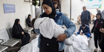 Παλαιστίνια αγκαλιάζει ένα νεκρό παιδί, θύμα ισραηλινών βομβαρδισμών, σε νοσοκομείο της Ράφα (φωτ.: EPA/Haitham Imad)