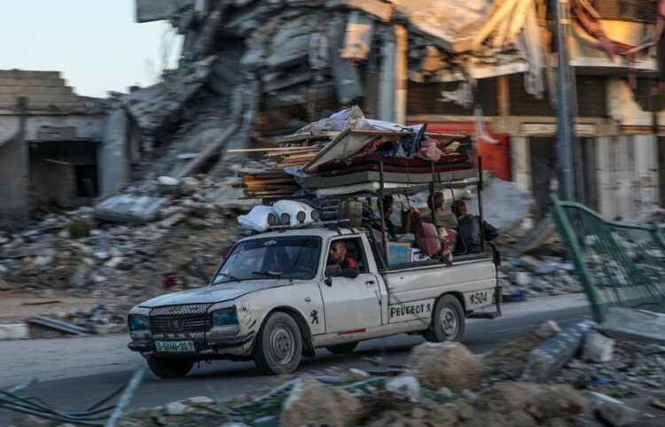 Παλαιστίνιοι εγκαταλείπουν τη Ράφα κατόπιν εντολής των ισραηλινών Ενόπλων Δυνάμεων (φωτ.: EPA / Mohammed Saber)