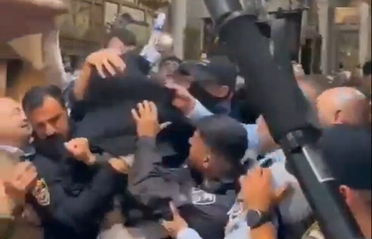 H  στιγμή της σύλληψης του φρουρού, σε καρέ από ερασιτεχνικό βίντεο (πηγή: Χ / 
Quds News Network)