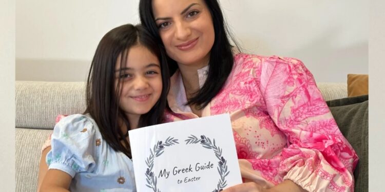 Η Στεφανία Τιμοθέου με την κόρη της και το βιβλίο για το ελληνικό Πάσχα (φωτ.: GreekHerald.com.au)