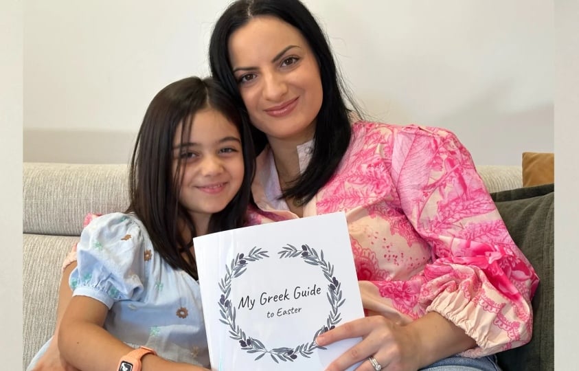 Η Στεφανία Τιμοθέου με την κόρη της και το βιβλίο για το ελληνικό Πάσχα (φωτ.: GreekHerald.com.au)