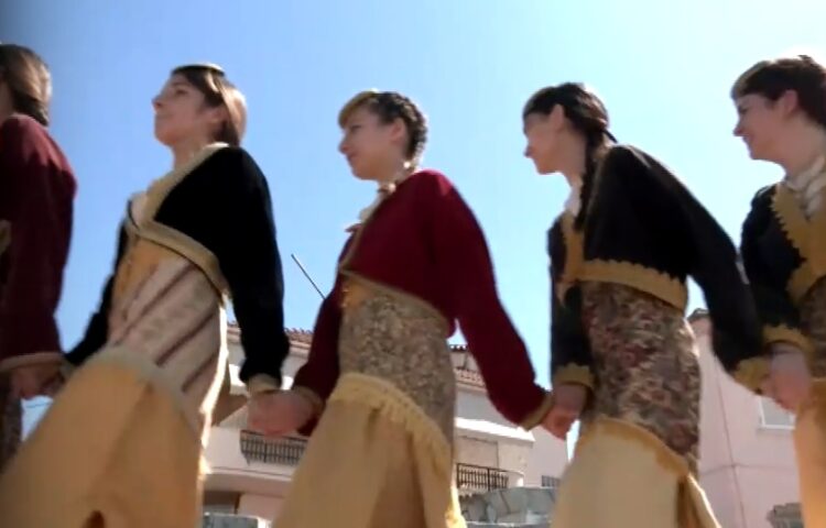 Νεαρά μέλη του συλλόγου χορεύουν στους δρόμους της Άρδασσας (φωτ.: glomex)