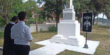 Το Μνημείο των Ηρώων, που βρίσκεται στο σχολείο του χωριού (φωτ.: facebook/Ποντιακός Σύλλογος Πολυδενδρίου Λαγκαδά)