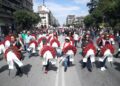 Πένθιμα στεφάνια στην πορεία της Θεσσαλονίκης (φωτ.: ΜΟΤΙΟΝΤΕΑΜ/Βασίλης Βερβερίδης)