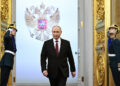 O... νέος πρόεδρος της Ρωσίας, Βλαντίμιρ Πούτιν, προσέρχεται για την τελετή ορκωμοσίας (φωτ.: EPA / Sergey Bobylev / Sputnik / Kremlin)