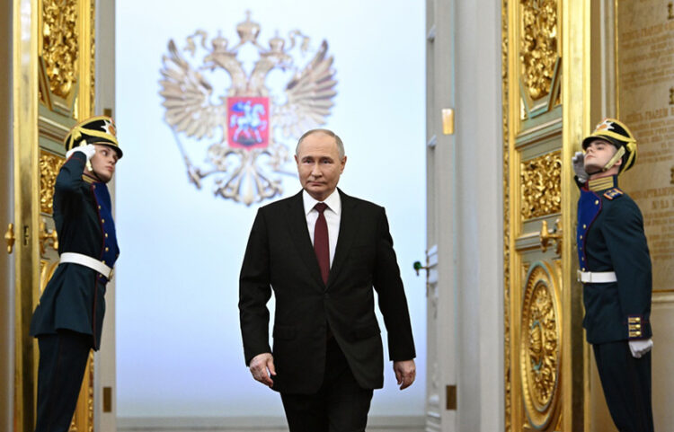 O... νέος πρόεδρος της Ρωσίας, Βλαντίμιρ Πούτιν, προσέρχεται για την τελετή ορκωμοσίας (φωτ.: EPA / Sergey Bobylev / Sputnik / Kremlin)