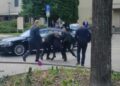 Άνδρες της ασφάλειας του Σλοβάκου πρωθυπουργού τον μεταφέρουν στα χέρια μέσα στο αυτοκίνητο για να τον πάνε στο νοσοκομείο (φωτ.: Χ/NEXTA)