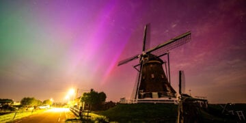 Εντυπωσιακή φωτογραφία από το σέλας που εμφανίστηκε το βράδυ του Σαββάτου στον ουρανό της Ολλανδίας (φωτ.: EPA / Josh Walet)