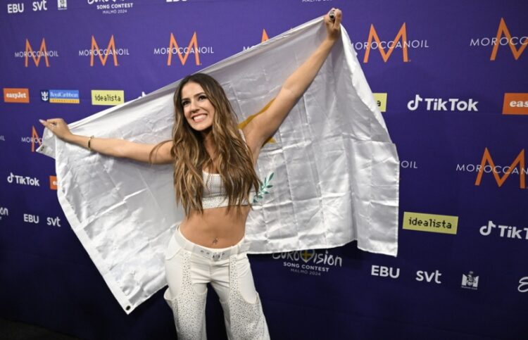Η Σήλια Καψή με τη σημαία της Κύπρου, μετά την πρόκρισή της στον τελικό της Eurovision (φωτ.: EPA/Jessica Gow)