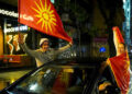 Υποστηρικτές του VMRO-DPMNE πανηγυρίζουν τη διπλή εκλογική νίκη (φωτ.: EPA / Nake Batev)