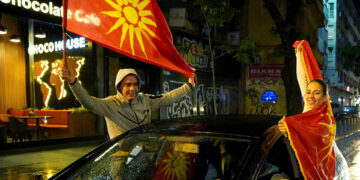 Υποστηρικτές του VMRO-DPMNE πανηγυρίζουν τη διπλή εκλογική νίκη (φωτ.: EPA / Nake Batev)