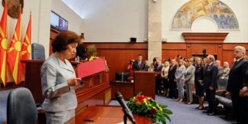 Η Γκορντάνα Σιλιάνοφσκα διαβάζει τον όρκο της στη Βουλή των Σκοπίων (φωτ.: EPA / Georgi Licovski)