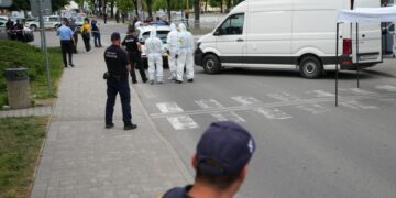 Αστυνομικοί της Σήμανσης ελέγχουν το χώρο όπου σημειώθηκε η δολοφονική επίθεση κατά του πρωθυπουργού Ρόμπερτ Φίτσο (φωτ.: EPA/Jakub Gavlak)
