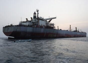 Τάνκερ που μεταφέρει πετρέλαιο ταξιδεύει στην Ερυθρά Θάλασσα, κοντά στην Υεμένη (φωτ. αρχείου: EPA/Yahya Arhab)