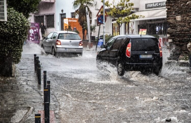 Αυτοκίνητα περνούν μέσα από πλημμυρισμένους δρόμους (φωτ.: EUROKINISSI/Ραφαήλ Γεωργιάδης)